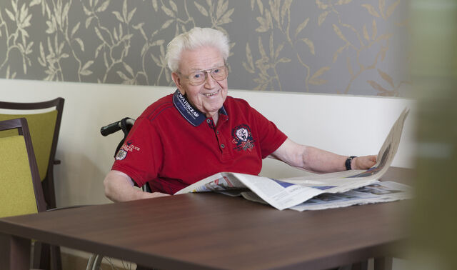 Bewohner liest Zeitung