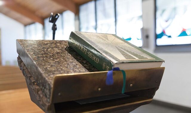 Rednerpult in einer Kapelle. Auf diesem liegt ein dickes Buch - Mess Lektionar.