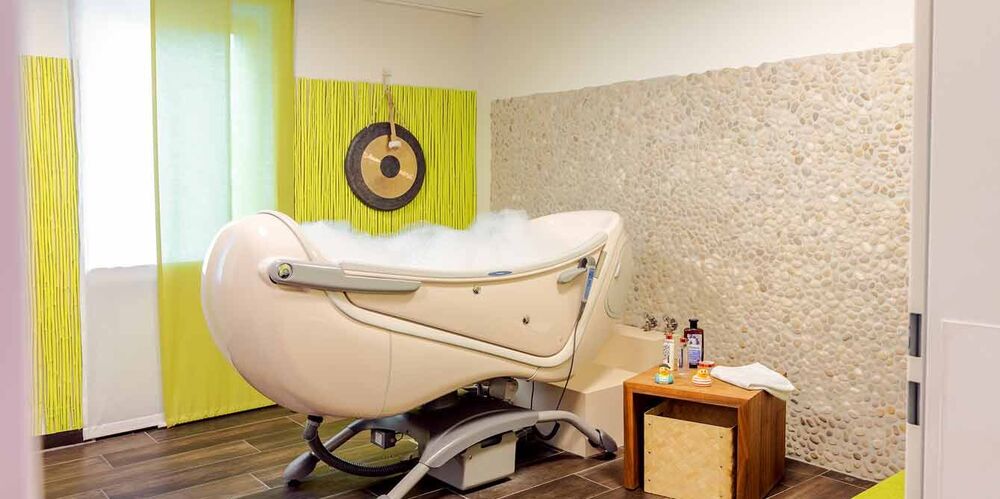 Geräumiger Raum mit einer Wellnessbadewanne in diesem.