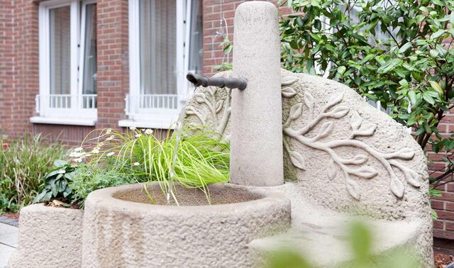 Außenbereich mit Brunnen