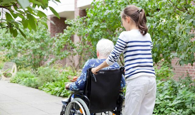 FSJler beim Spaziergang im Josef Haus