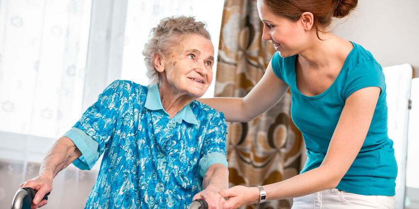 Pflegefachfrau in der Seniorenhilfe bei der Arbeit