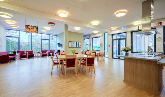 Die Tagespflege Viersen verfügt über eine große moderne Küche. 