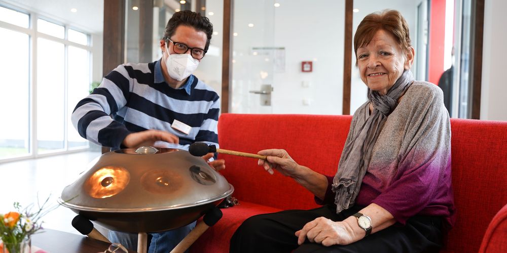 Martin Dittert spielt gemeinsam mit einem Hospizgast auf der Handpan