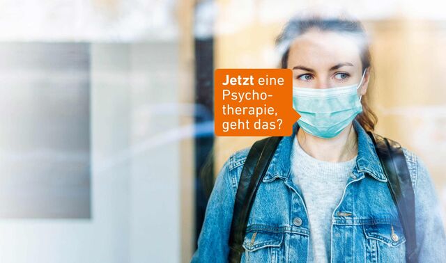 Eine junge Frau trägt einen Mund-Nasen-Schutz