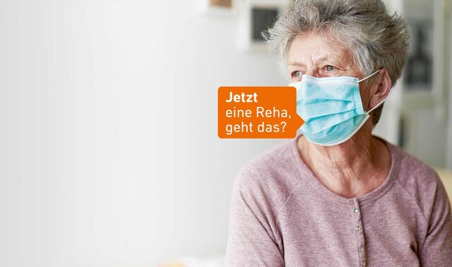 Eine ältere Frau trägt einen Mund-Nasen-Schutz