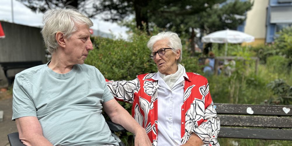 Michael Schroden und Gertrud Abels sitzen auf ihrer Bank im Garten des Hauses St. Antonius.