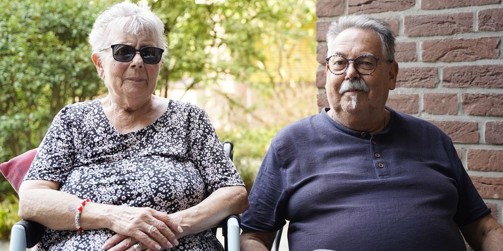Beate Kaiser und Raimund Monschang sitzen im Garten des Hauses Maria Hilf und erzählen von ihrer Schulzeit.